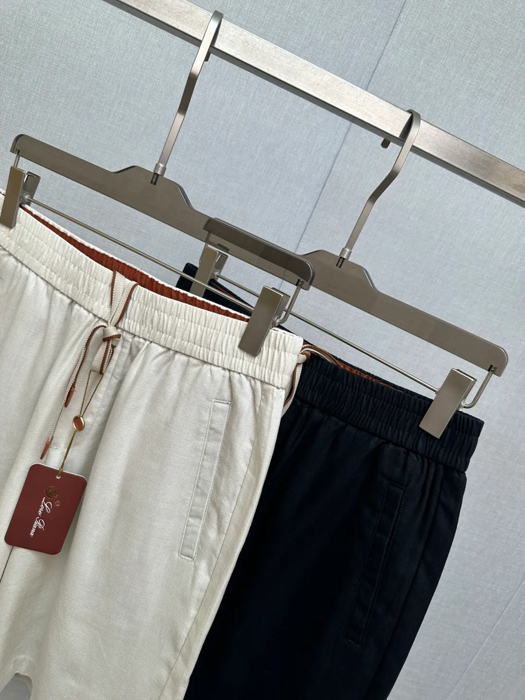 Lazy men wear the ceiling in summer. These ZEGNA linen shorts are really welded to the body. Selected 100% natural linen, the upper body will cool down instantly. The elastic waist does not restrict the figure, and the thick legs and hip width are all hidden. Light rice/dark Navy Blue two-color Versatile, paired with shirts, T-shirts, and POLOs, directly bring out the old money style. Daily walks, beach outings, and Coffee Brown shopping. Easily wear it to create a low-key, elegant and mature texture. Sizem M-3XL
